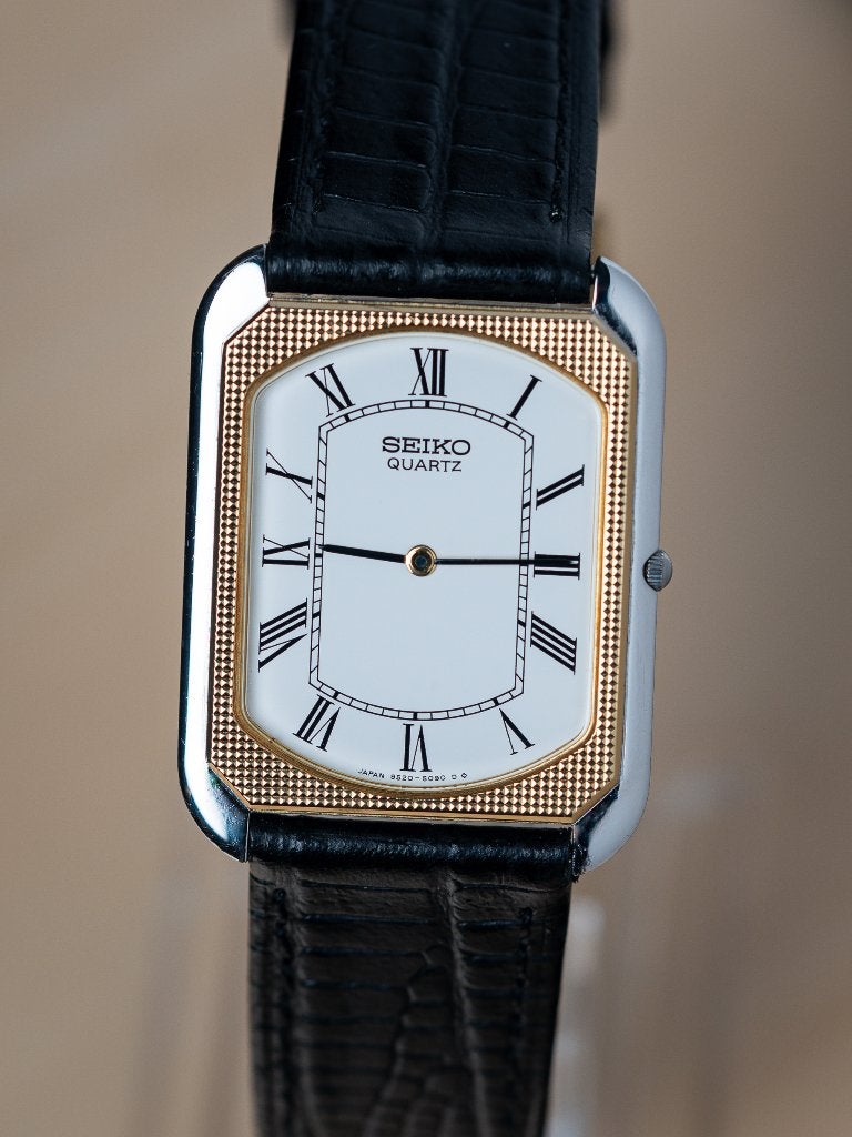 Seiko Tank ‘Geometry’ uit 1982, Dit betreft een tweedehands vintage horloge. Verdere contactgegevens van de fabrikant of EU-gemachtigde zijn niet te achterhalen. Voor vragen over je aankoop, retouren of garantie kun je rechtstreeks terecht bij Yellow Seconds.