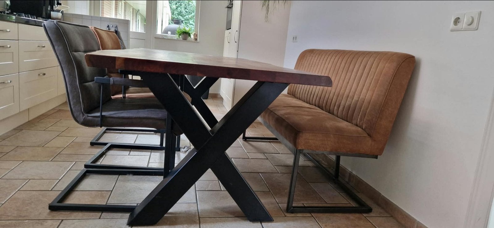 Eettafel met bank en stoelen - massief hout en metaal, Ophalen, 50 tot 100 cm, Zo goed als nieuw, 150 tot 200 cm
