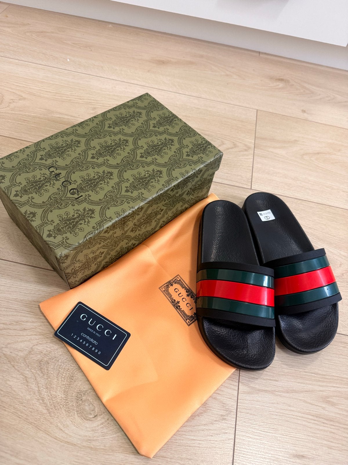 Gucci slippers - bijna nieuw met pakket, Ophalen of Verzenden, Zo goed als nieuw, Zwart, Slippers