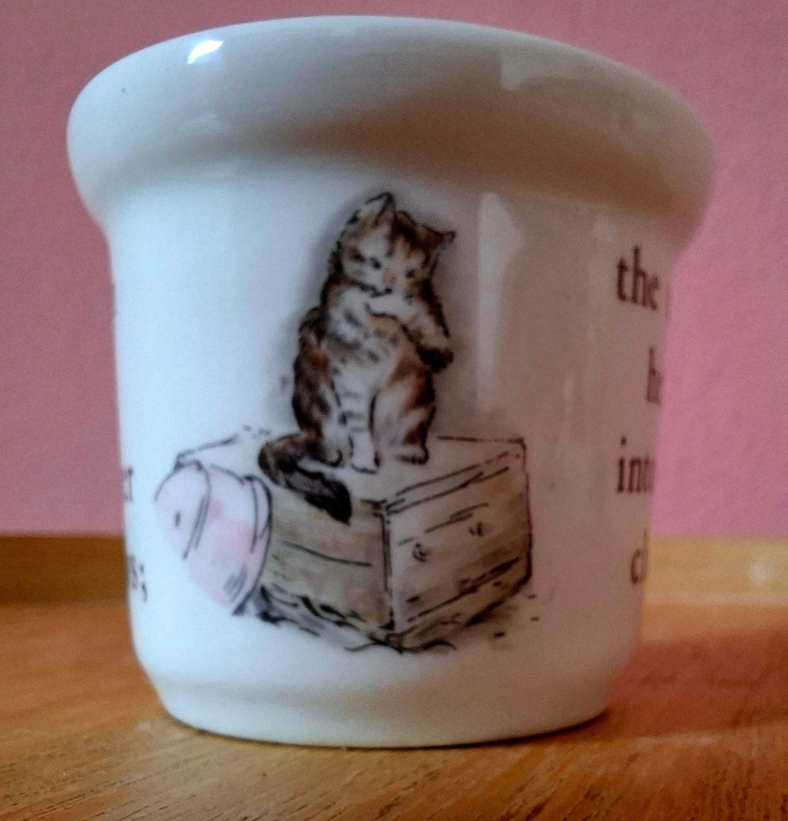 Vintage Wedgwood Beatrix Potter Eierdopje – Kat en Kip (Mrs., Antiek en Kunst, Ophalen of Verzenden