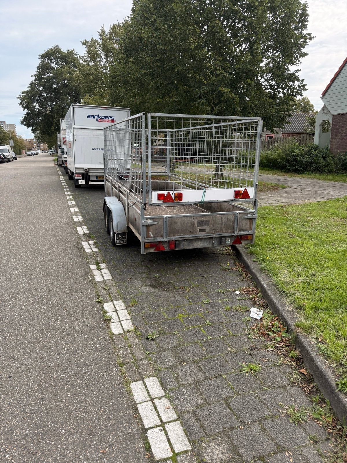 Robuuste aanhangwagen met dubbele as en gaasopbouw, Ophalen, Gebruikt