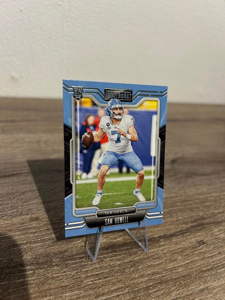 Sam Howell 2022 Panini Chronicles Playbook Draft Picks #5 RC, Ophalen of Verzenden, Zo goed als nieuw, Buitenlandse clubs, Poster, Plaatje of Sticker