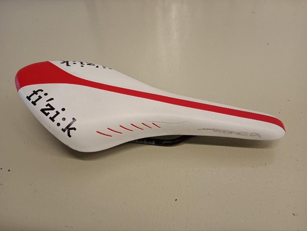 Fizik Arione Fi'zi:k racefiets zadel wit rood, Gebruikt, Kunststof, Ophalen of Verzenden, Zadel