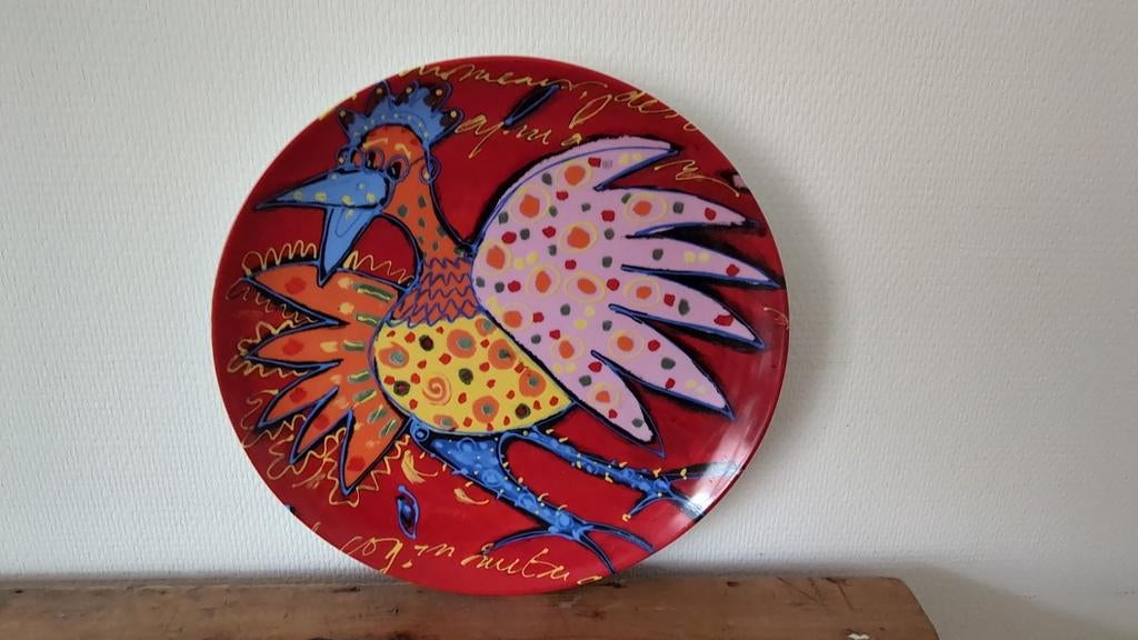 Kleurrijke kip op bord., Antiek en Kunst, Antiek | Keramiek en Aardewerk, Ophalen
