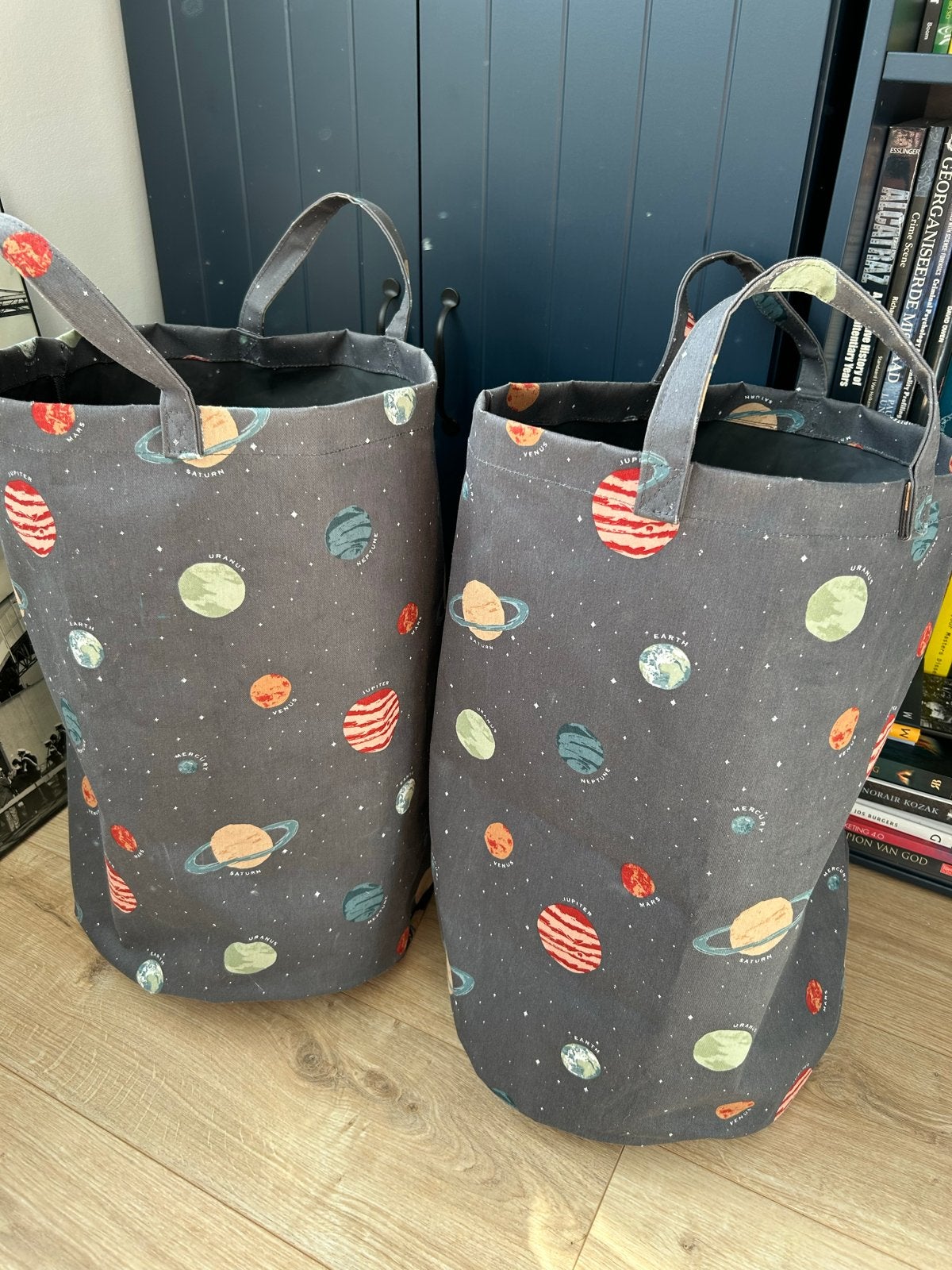 2x Opbergmanden H&M met planeten, Overige materialen, Gebruikt, Mand, Verzenden