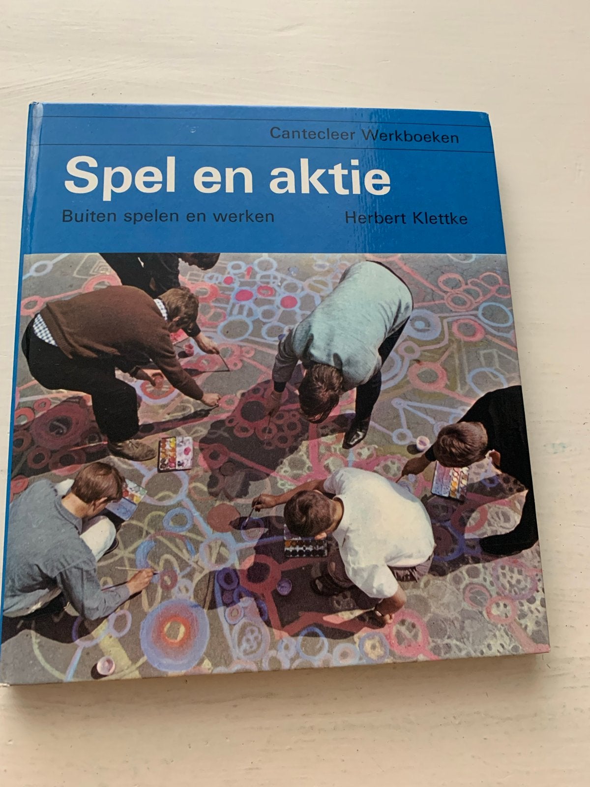 Spel en aktie: Buiten spelen en werken - Herbert Klettke, Ophalen of Verzenden, Gelezen, Tekenen en Schilderen, Geschikt voor kinderen