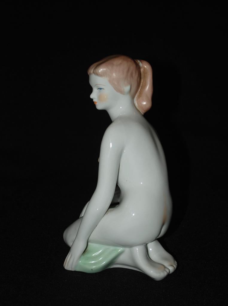 Naakte Vrouw zittend met groene doek 1960's Porselein Beeld, Antiek en Kunst, Curiosa en Brocante, Ophalen of Verzenden