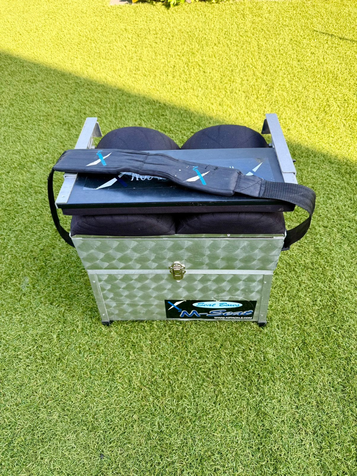 Zitkist X2 Tackle met comfortabel zitje & rugleuning, Ophalen, Zo goed als nieuw, Koffer of Tas