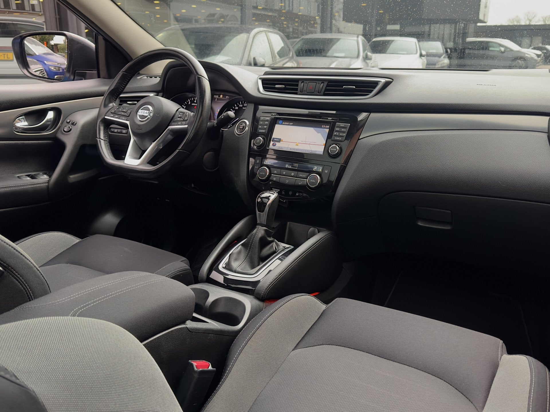 Nissan QASHQAI 1.2 TEKNA AUTOM PANODAK NAVI CAMERA360 LED LM, Auto's, Dealer onderhouden, Gebruikt, 4 cilinders, Blauw
