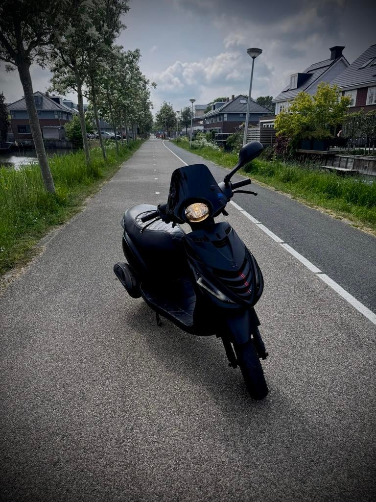 Zeer nette piaggio Zip 4t 50cc black on black, Fietsen en Brommers, Scooters | Piaggio, Ophalen, Zip, Zo goed als nieuw, Benzine
