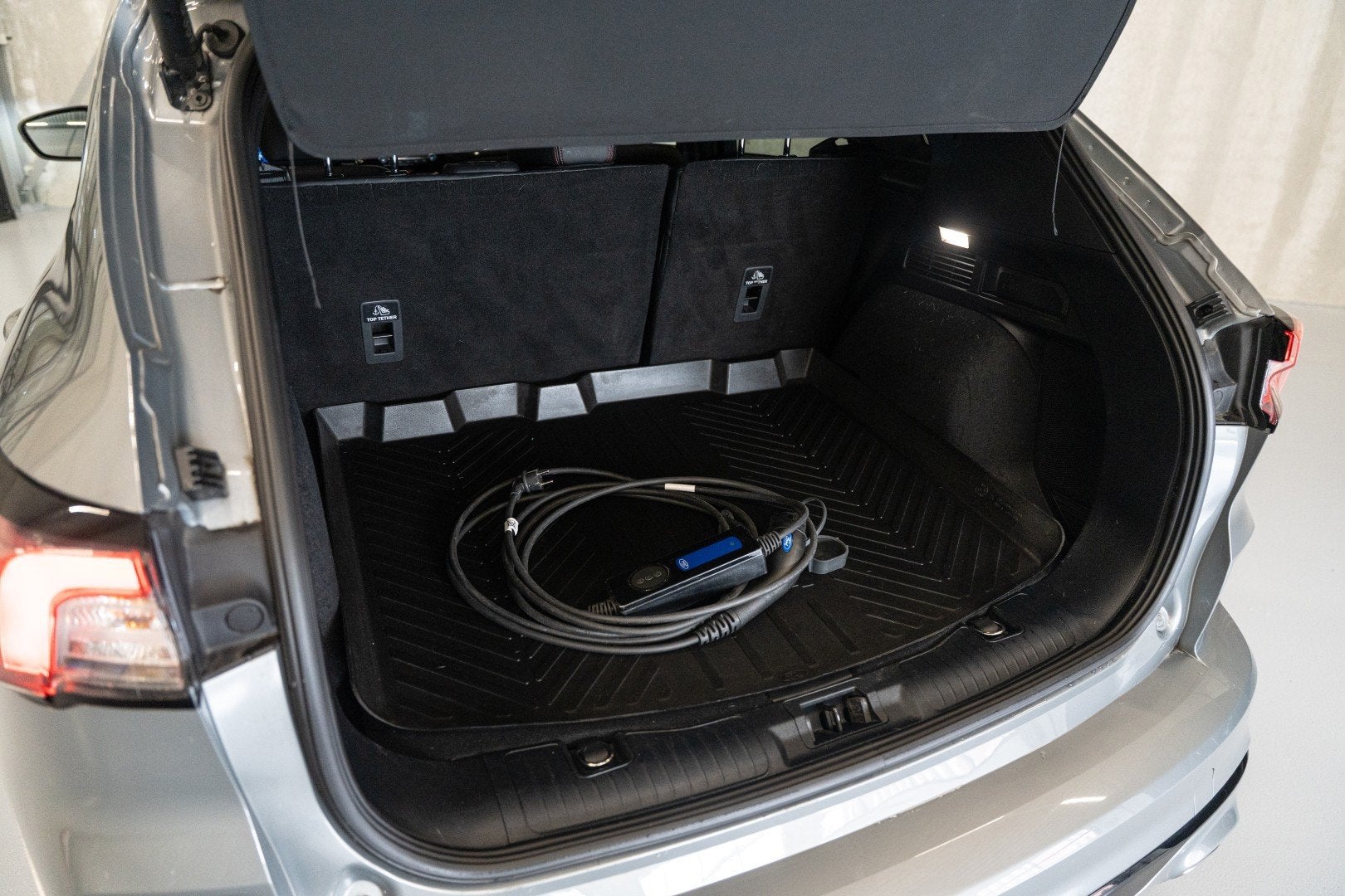 Foto 5 van Ford KUGA 2.5 PHEV ST-Line | Nieuwstaat! | Alcantara | Head