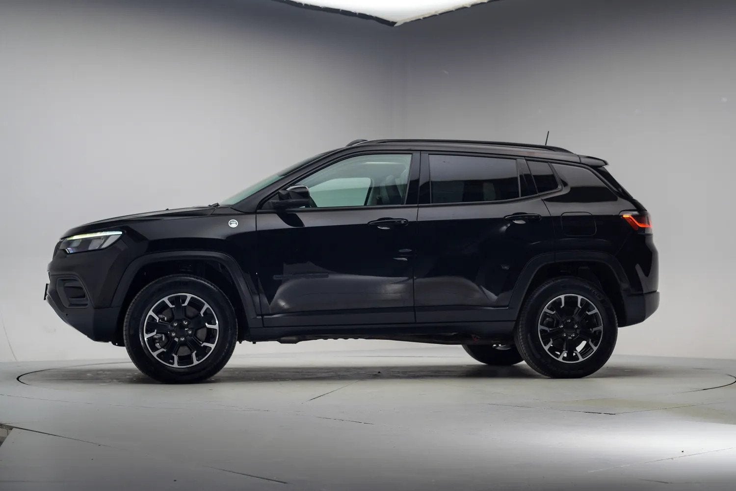 Jeep Compass 4xe 240 Plug-in Hybrid Trailhawk [ Panorama Nav, Automaat, 4 cilinders, Automatische klimaatregeling, Zwart