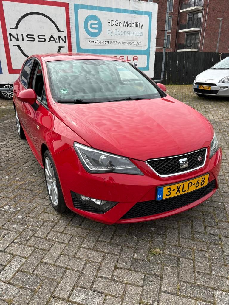 Seat Ibiza 1.2 63KW 2014 Rood, Auto's, Seat, Voorwielaandrijving, 40 €/maand, 995 kg, Ibiza