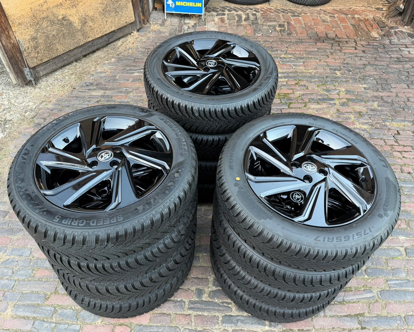 NIEUWE (demo) zwarte 17” Toyota Aygo X velgen + winterbanden, 175 mm, Banden en Velgen, Nieuw, 17 inch