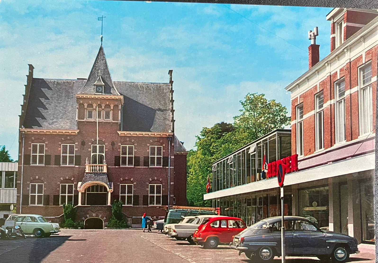 Ansichtkaart met Auto in straatbeeld Saab 99 in Veendam, Verzamelen, Verzenden, 1960 tot 1980, Gelopen, Voertuig