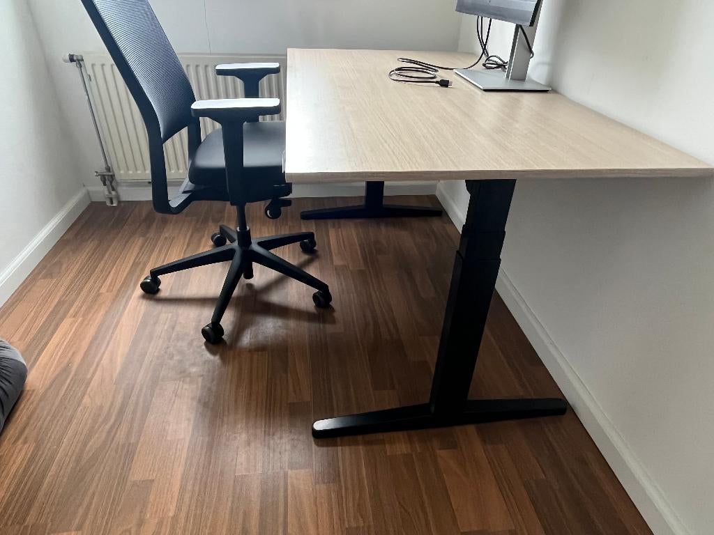 Electrically Adjustable SIT-STAND Desk, Grey Oak, 140x80, Ophalen, Ergonomisch, Zo goed als nieuw, Grijs