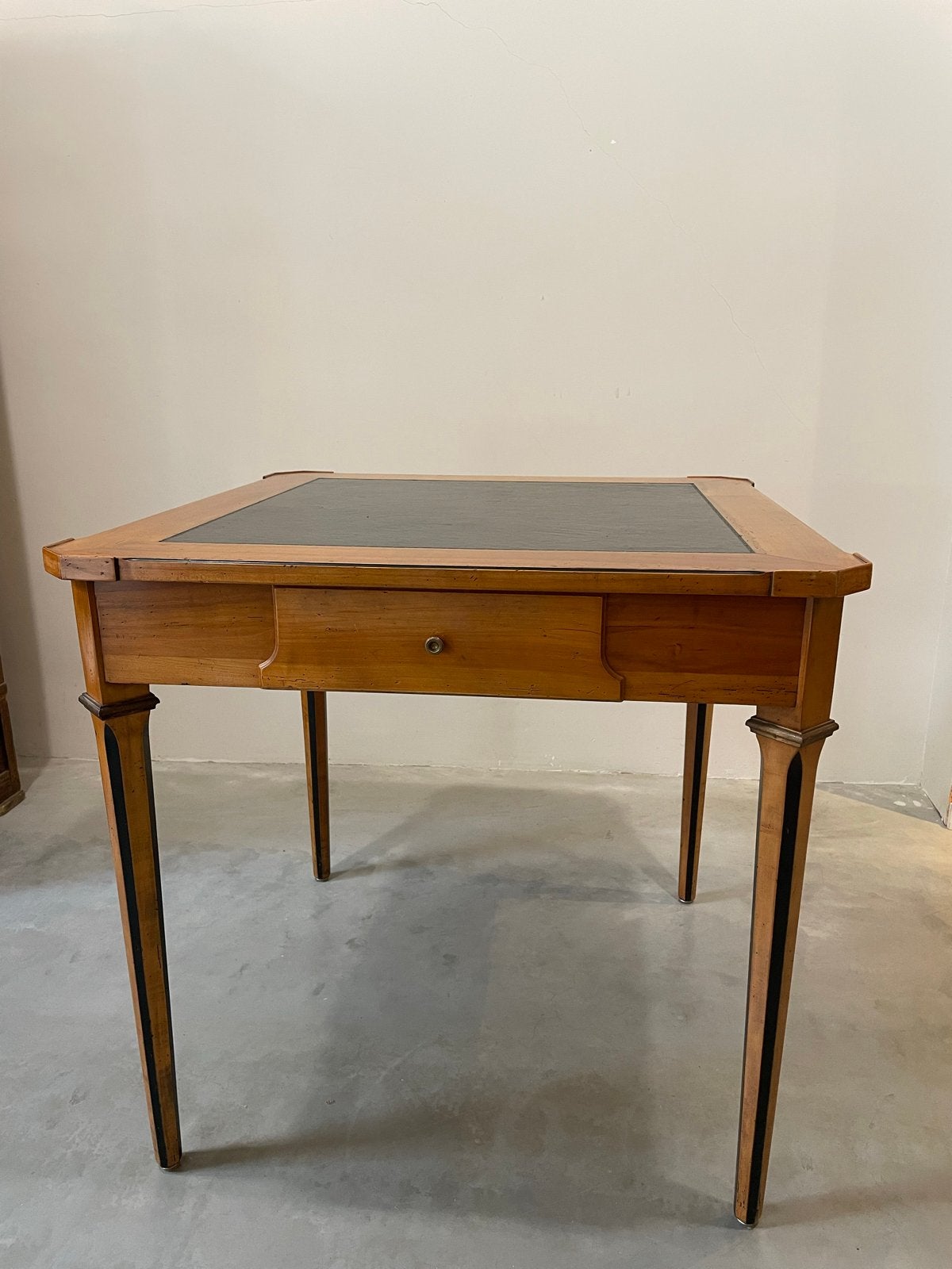 Houten tafel met lade en lederen blad, Ophalen