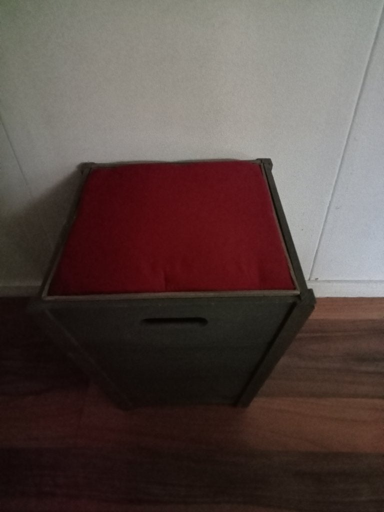 VIERKANT HOUTEN KRUK VOETENBANKJE MET AFWASBARE STOF, Huis en Inrichting, Krukjes, Ophalen, Gebruikt, Hout