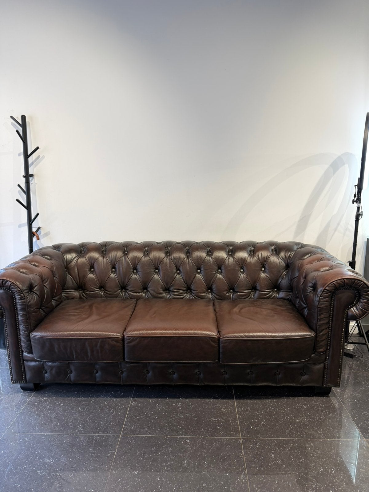 Prachtige Engelse Chesterfield Bankstellen van Echt Leer, Huis en Inrichting, Banken | Sofa's en Chaises Longues, Ophalen, Zo goed als nieuw