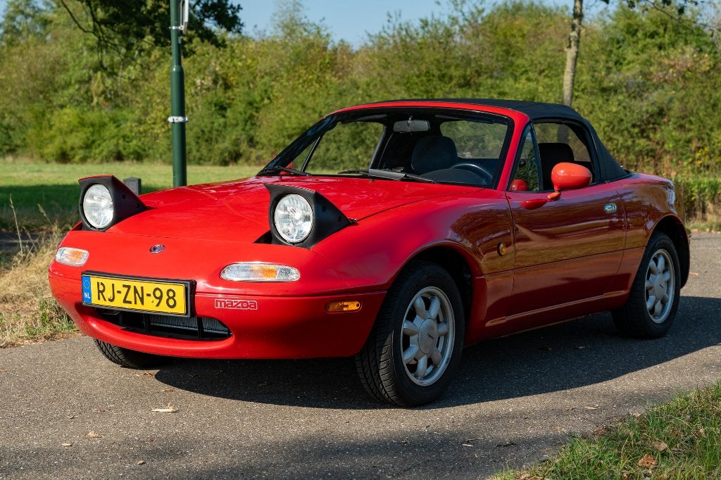Mazda MX-5 1997, 115k km, NAP, Originele staat, Auto's, 40 €/maand, Zwart, 4 cilinders, Open dak