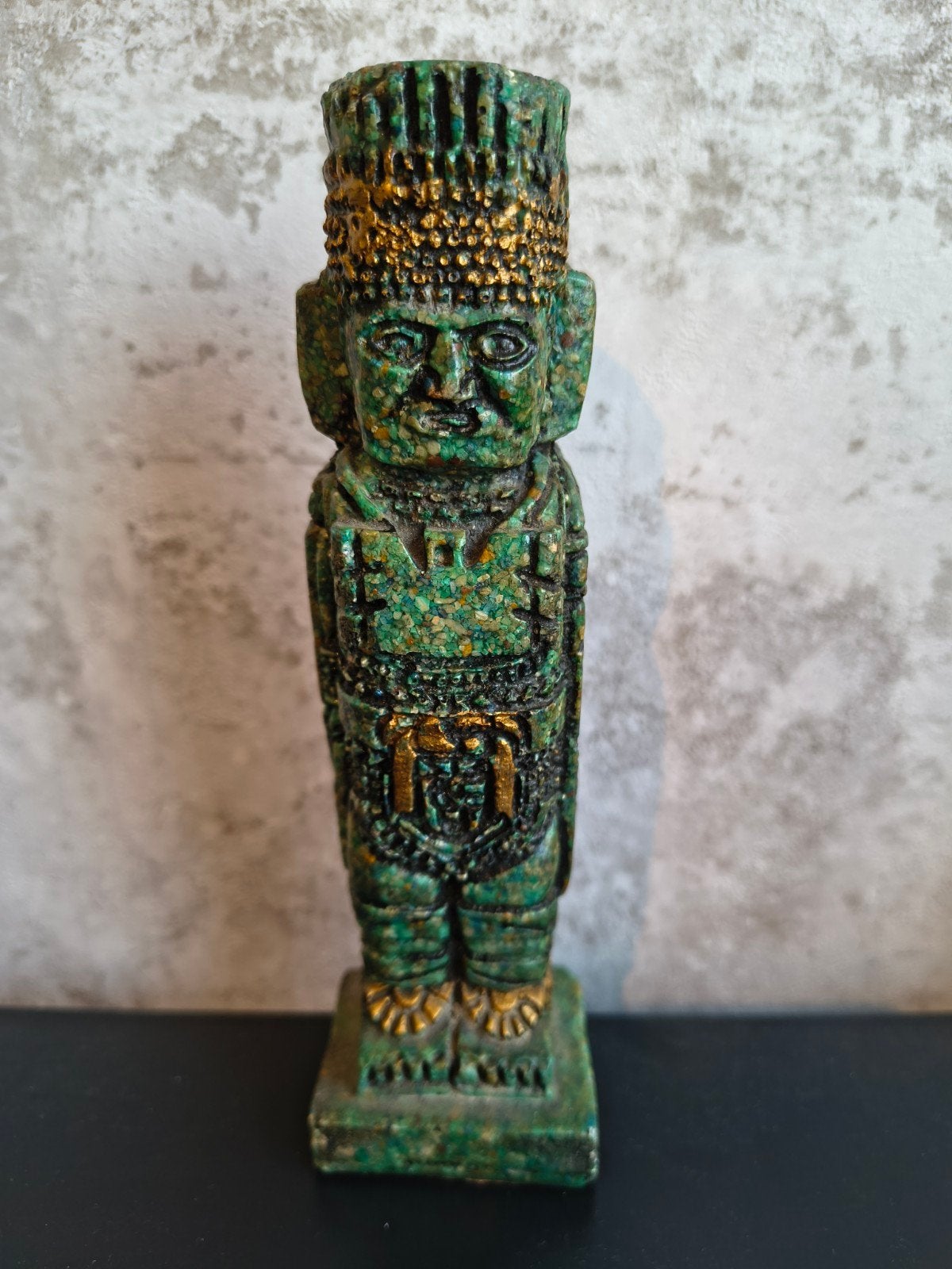 Azteekse krijger beeldje - Groen met goud accenten, Antiek en Kunst, Steen/keramiek, Mexico, Ophalen of Verzenden, Meerkleurig