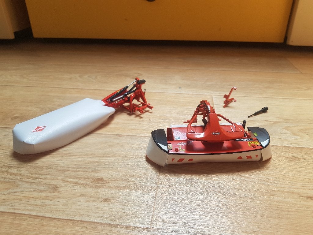 Kuhn maai set 1:32, Ophalen of Verzenden, Zo goed als nieuw, Tractor of Landbouw, Universal Hobbies