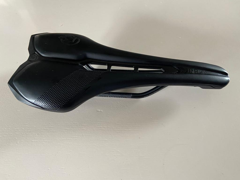 Pro Falcon zadel carbon 132 mm breed zgan, Ophalen of Verzenden, Zo goed als nieuw, Zadel, Pro
