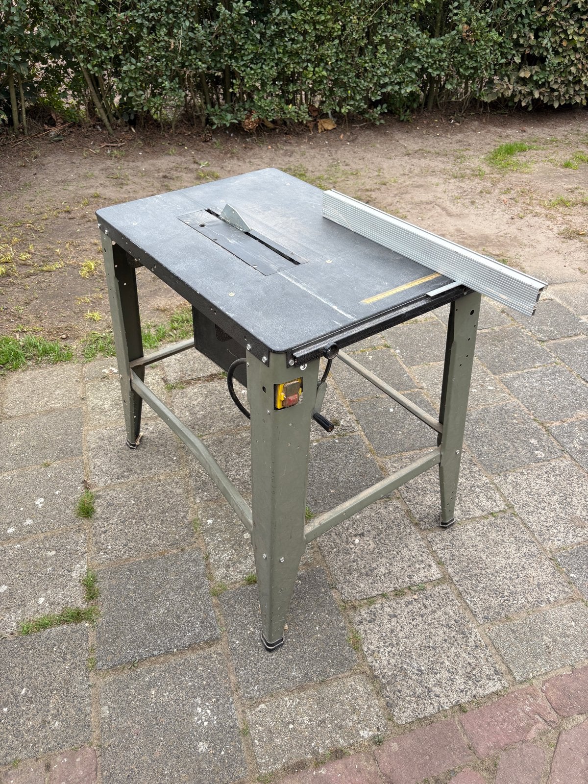 Kinzo zaagtafel op poten, startklaar met vers zaagblad