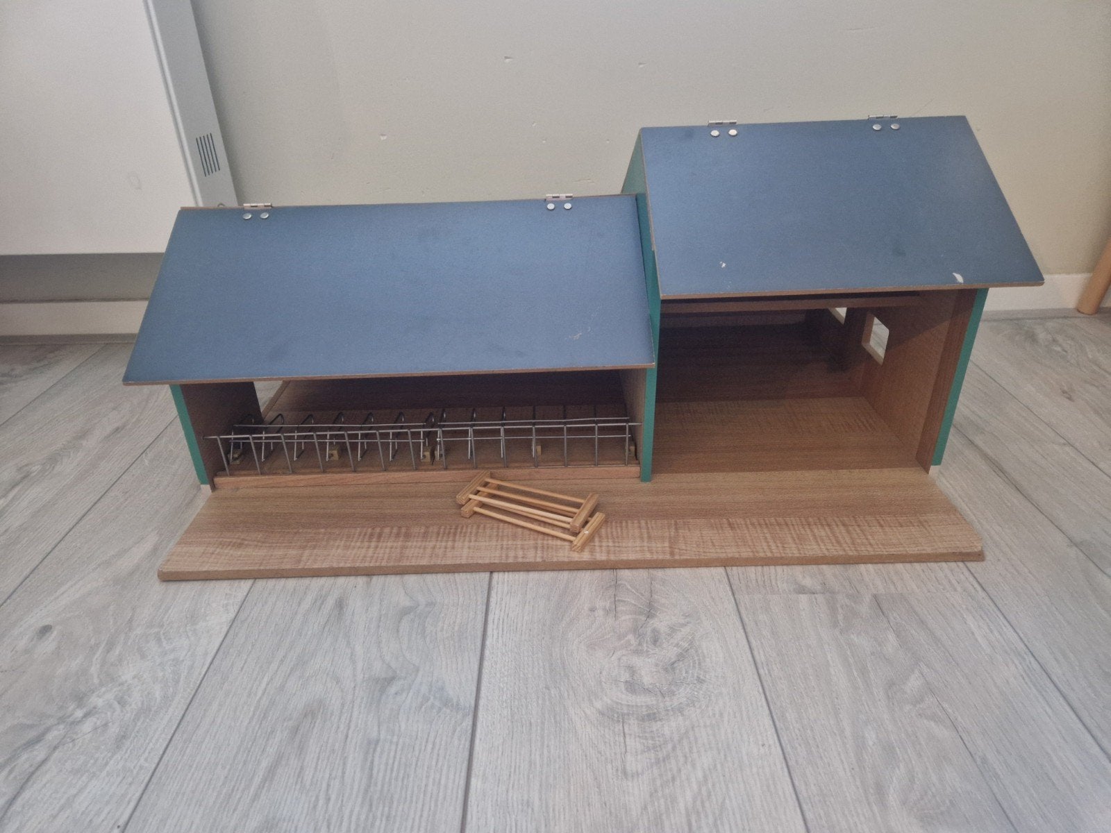 Kidsglobe speelboerderij met landbouw loods, Ophalen, Gebruikt, Jongen of Meisje
