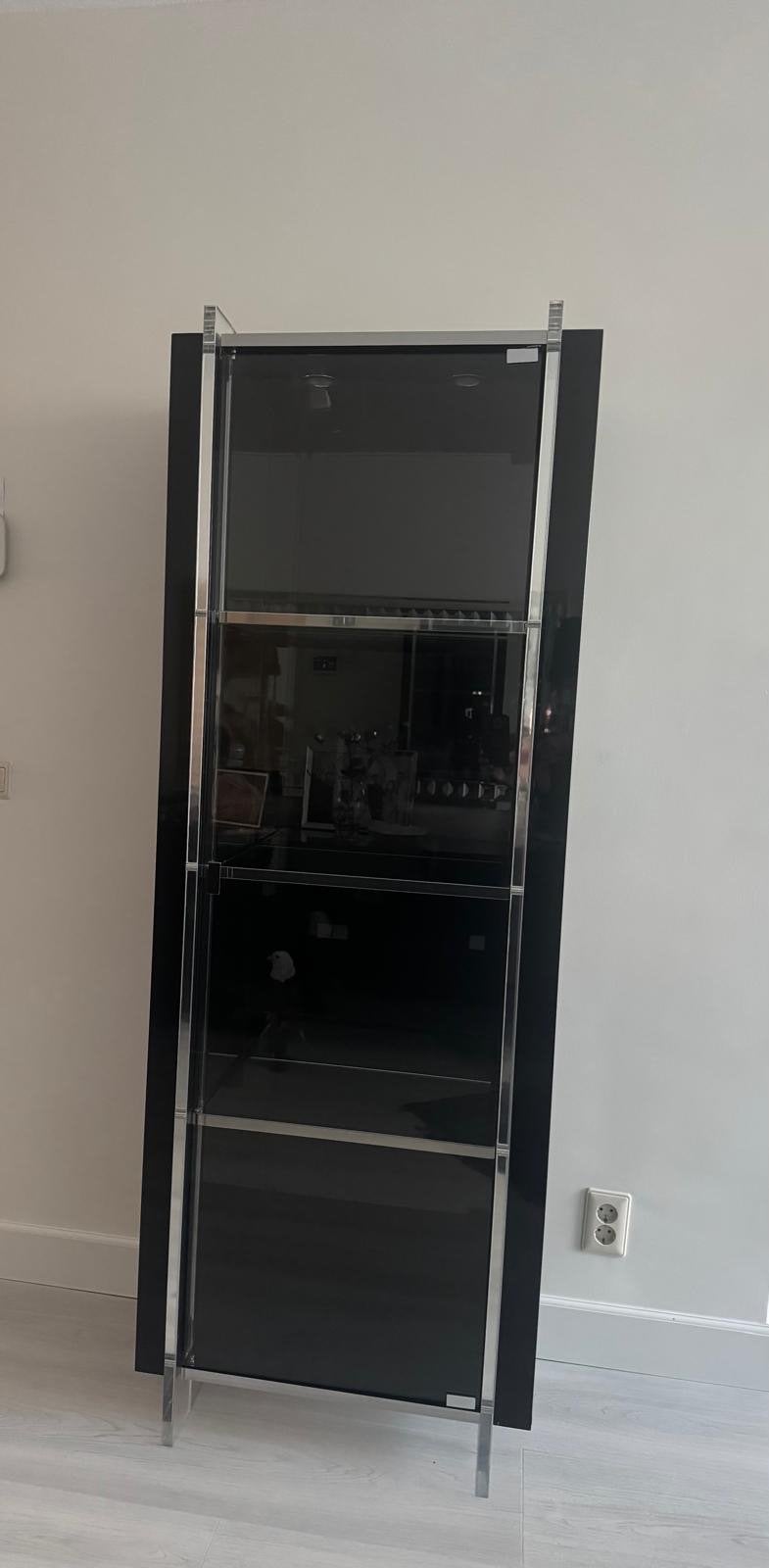 Moderne Zwarte Vitrinekast met Glazen Deuren en Planken, Huis en Inrichting, Ophalen, 200 cm of meer, 50 tot 100 cm, 25 tot 50 cm