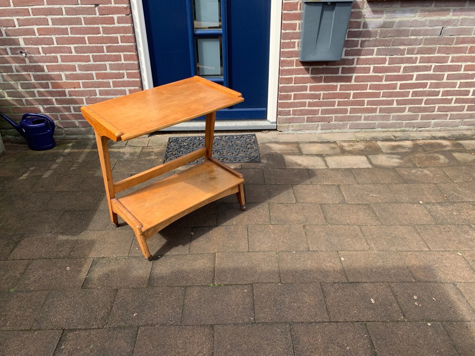 Aangeboden een vintage teak bijzettafel op koperen wieltjes, Huis en Inrichting, Tafels | Bijzettafels, Ophalen, Gebruikt, Vintage