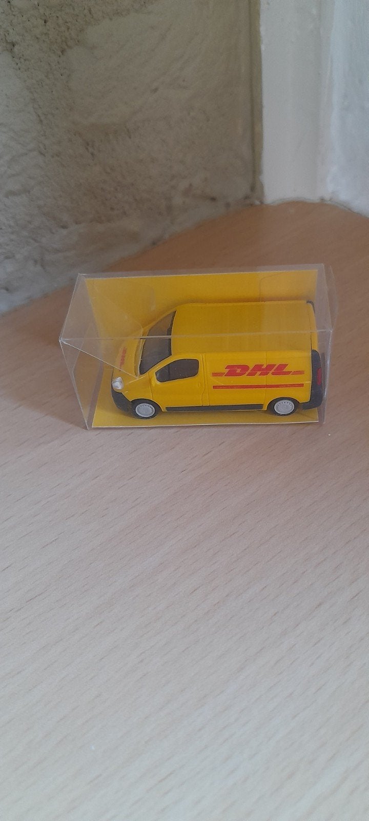 miniatuurauto in originele doos van DHL, Hobby en Vrije tijd, Modelauto's | 1:87, Ophalen of Verzenden, Bus of Vrachtwagen, Overige merken