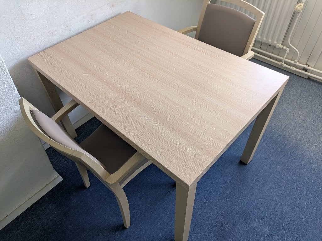 Twee prima senioren stoelen met tafel, rolstoel vriendelijk!, Huis en Inrichting, Stoelen, Zo goed als nieuw, Twee, Hout, Bruin