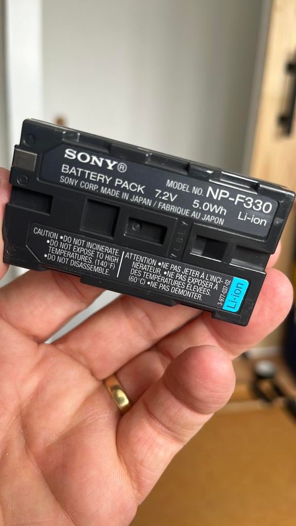 GEZOCHT: oplader voor Sony infoLythium batterij, Ophalen of Verzenden, 8mm