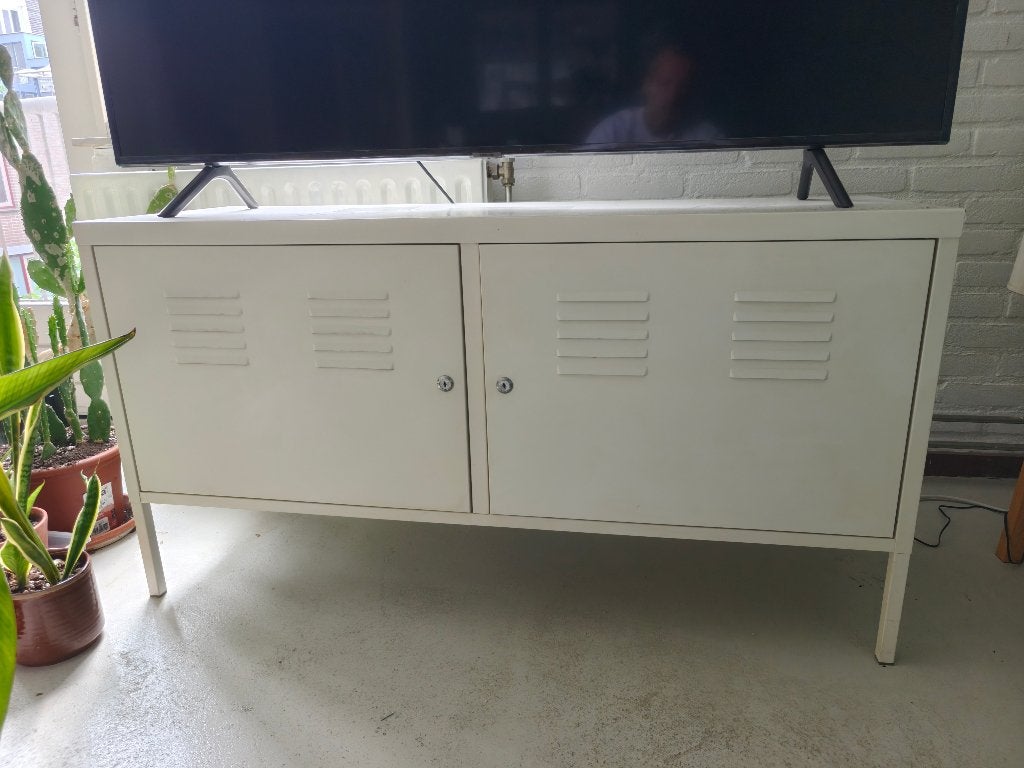 IKEA PS TV-kast / locker wit — metalen 2-deurs, Ophalen, Zo goed als nieuw