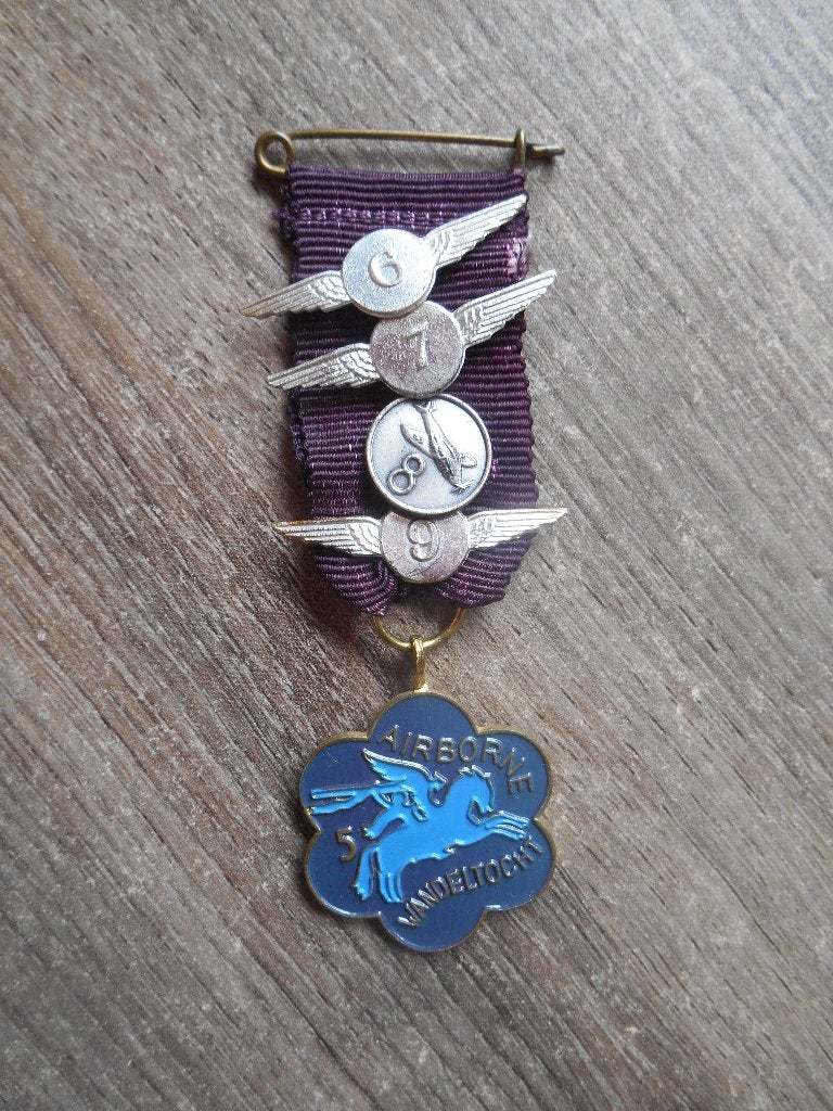 Airborne medaille 5de kleurvariant 2 met cijfers 6 - 7- 8- 9, Verzamelen, Militaria | Algemeen, Landmacht, Lintje, Medaille of Wings