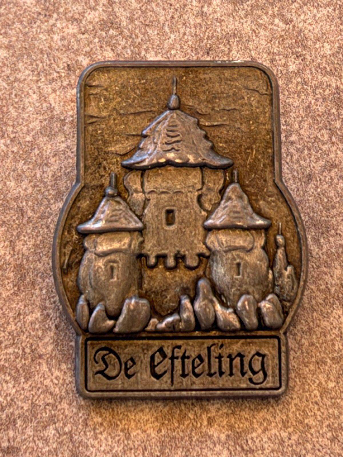 Efteling pin nostalgie kasteel meisje met de zwavelstokjes, Verzamelen, Ophalen of Verzenden, Zo goed als nieuw, Button of Speldje