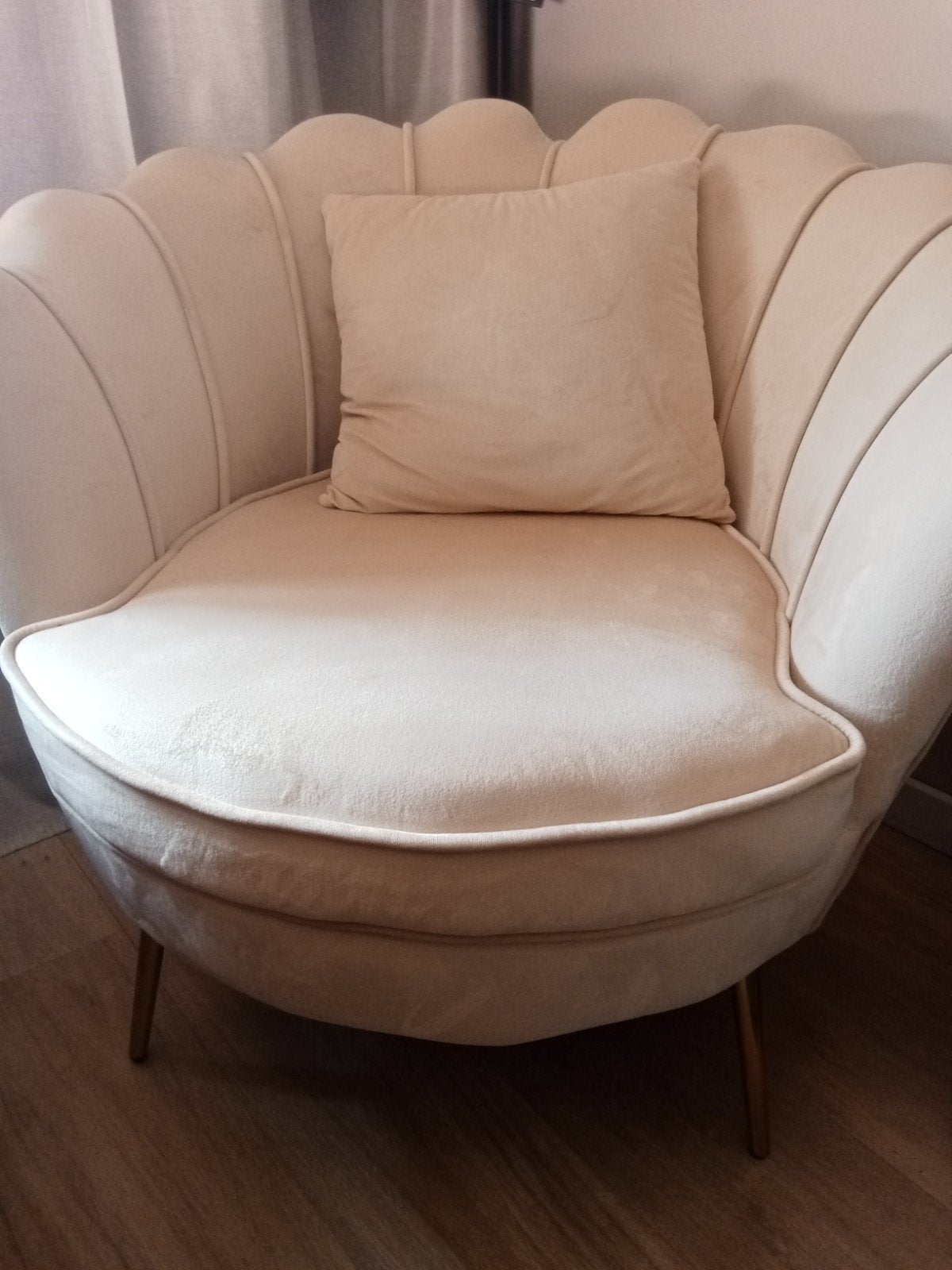 Schelp fauteuil beige met gouden pootjes, Ophalen, 75 tot 100 cm, Zo goed als nieuw, Metaal