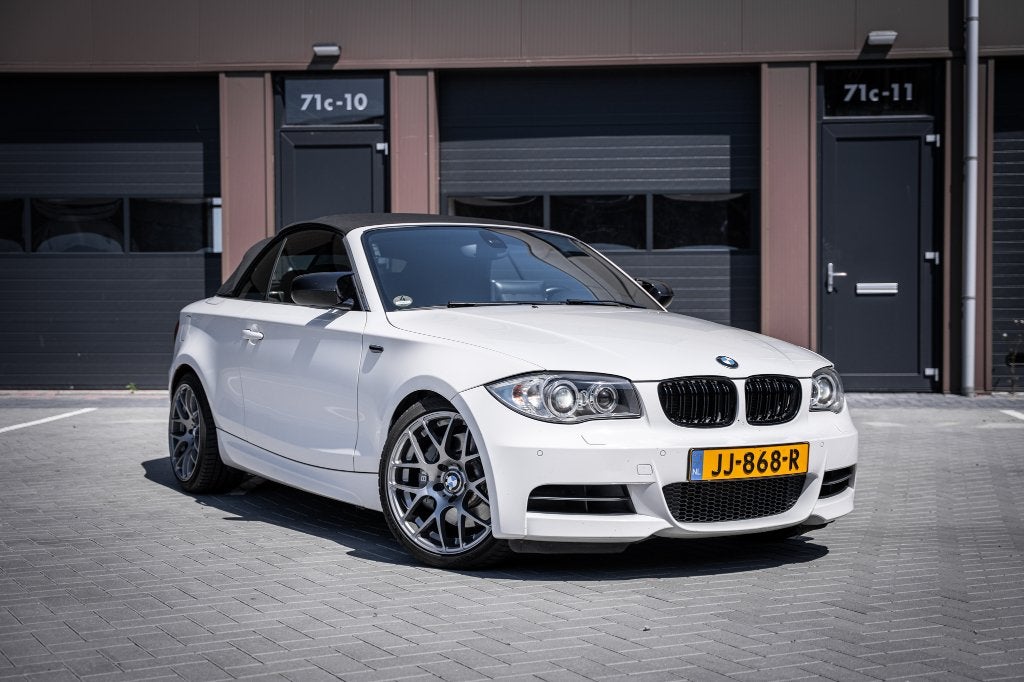 BMW 135i Cabrio E88 N55 + DCT (Youngtimer), Euro 5, Achterwielaandrijving, Zwart, Cabriolet