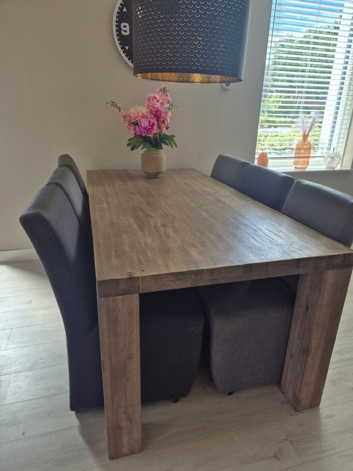 Robuuste houten eettafel met 6 stoelen en 2 poefjes, Huis en Inrichting, Tafels | Eettafels, Ophalen, Gebruikt, Overige materialen