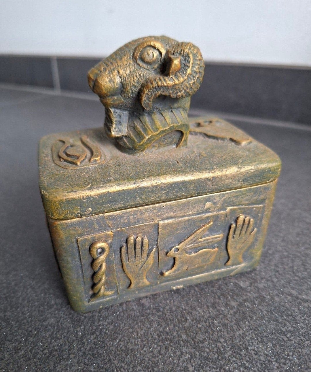 Decoratief Egyptisch doosje met ramshoofd en hiërogliefen, Ophalen of Verzenden