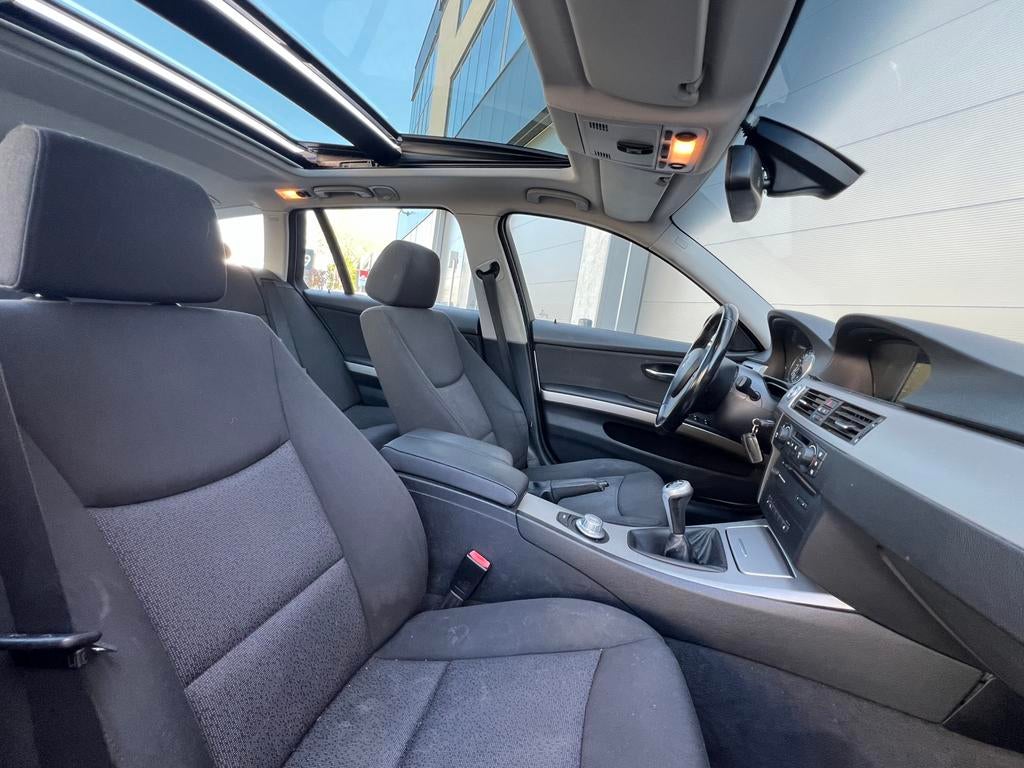 Luxe Grijze BMW 3-Serie 320i E91 Touring 150PK/PanoramaDak!, 13 km/l, Achterwielaandrijving, 1995 cc, 4 cilinders
