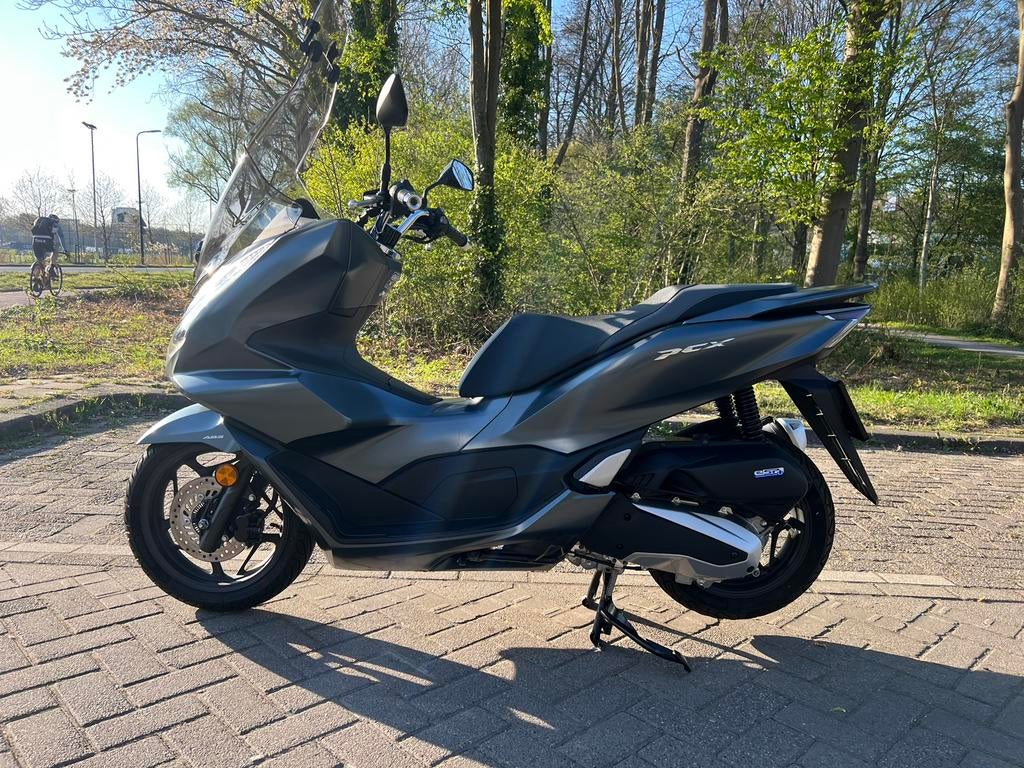 Honda 125 PCX 2021 8200km!! nieuw model, Fietsen en Brommers, Scooters | Overige merken, Ophalen, Zo goed als nieuw, Benzine