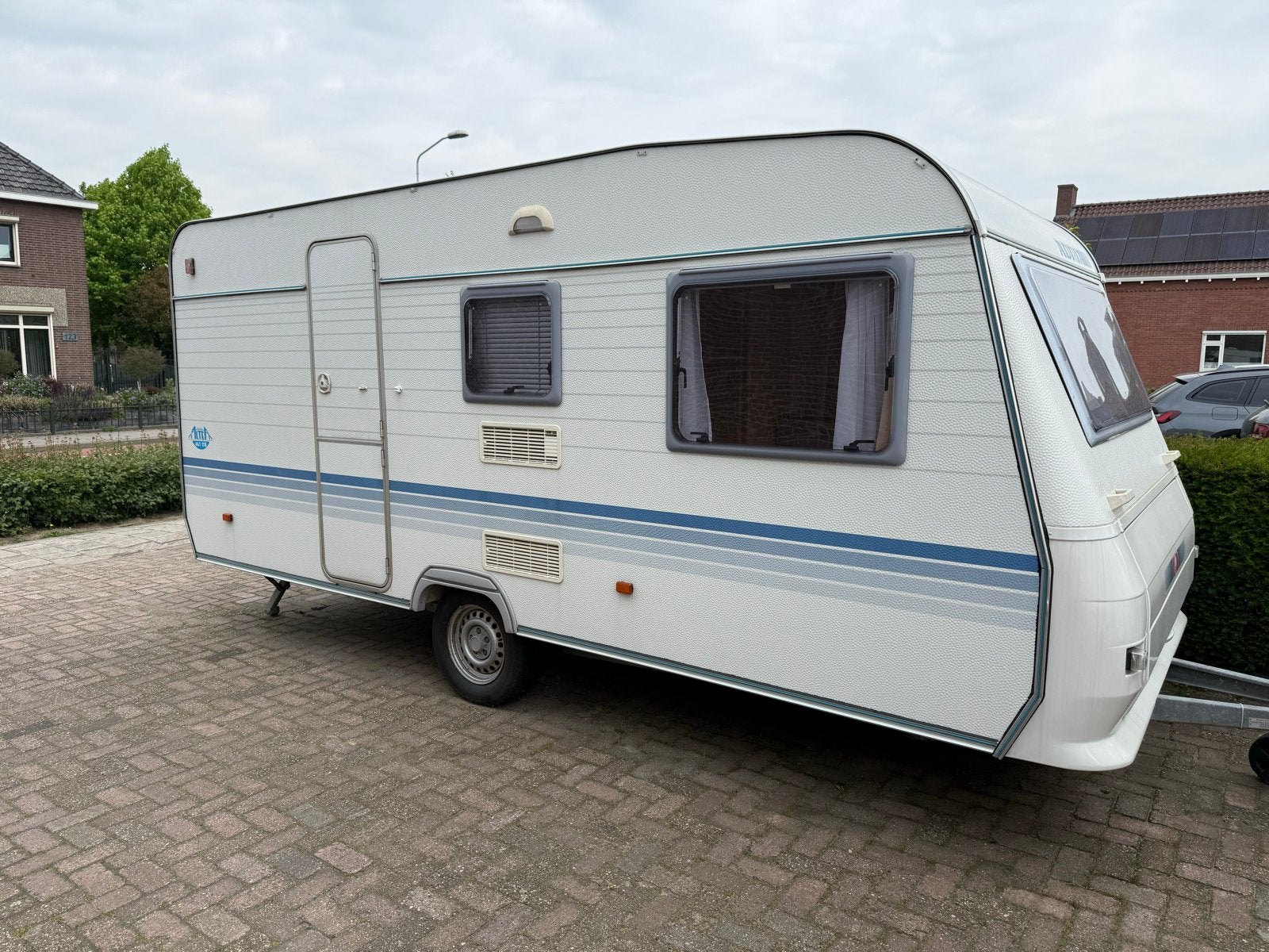 Adria 461db uit 2004 met 5 slaapplaatsen en voortent, Rondzit, Ringverwarming, 750 - 1000 kg, Particulier