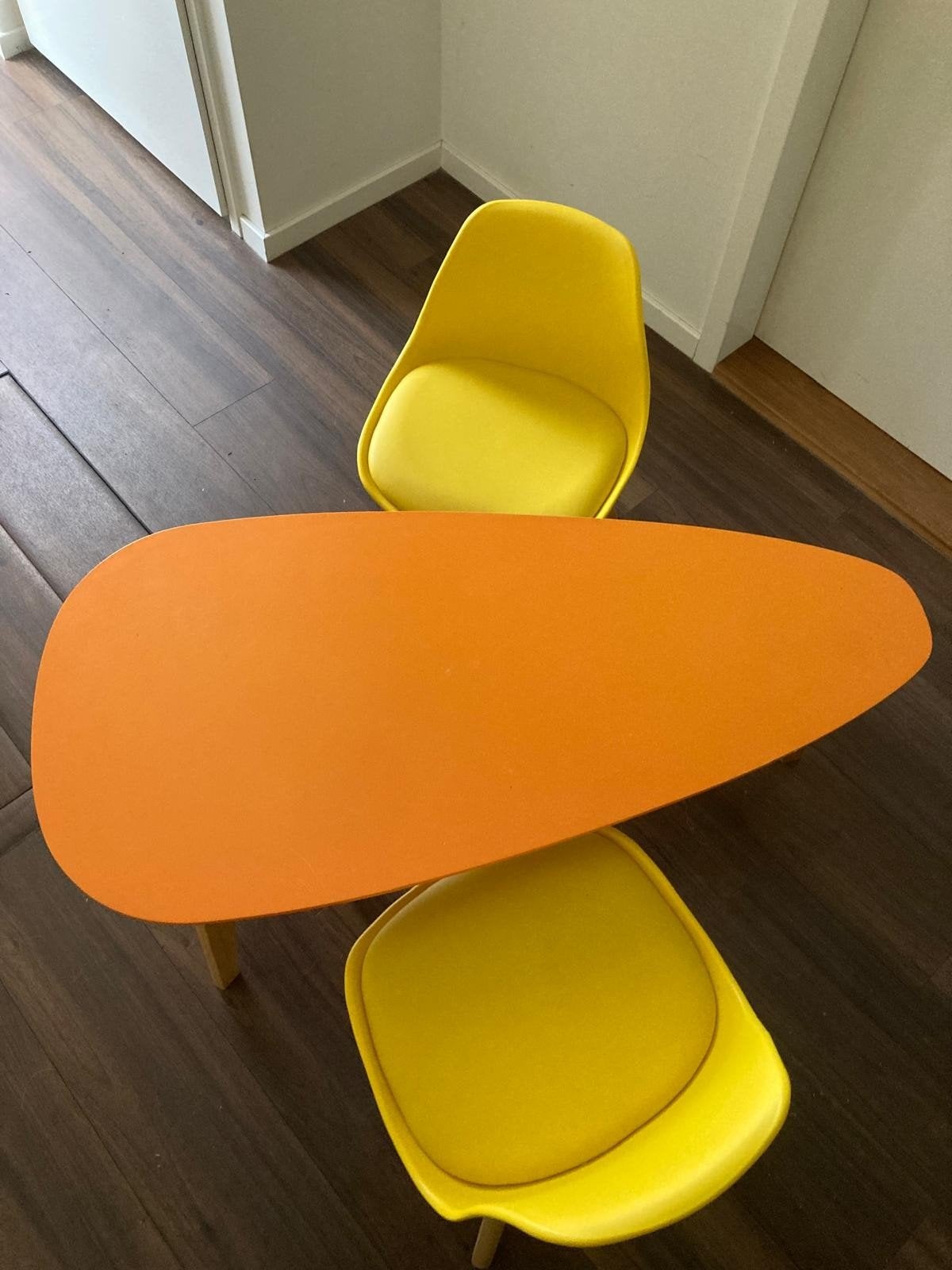 Vrolijke kinder tafel met 2 gele stoelen - Makkelijk schoon, Ophalen, Tafel(s) en Stoel(en)