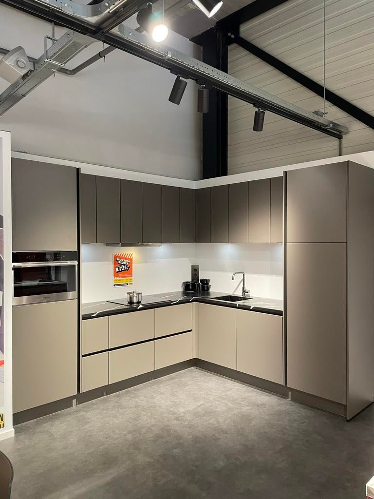 Showroom keuken kleur taupe nu sterk afgeprijsd, weg=weg, Ophalen, Bruin, Overige typen, Nieuw