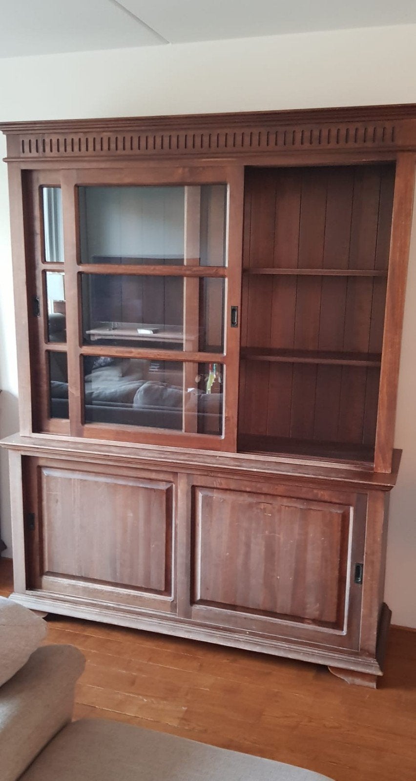 Mooie houten vitrinekast / buffetkast met schuifdeuren, Ophalen, Met deur(en), 100 tot 150 cm, Glas