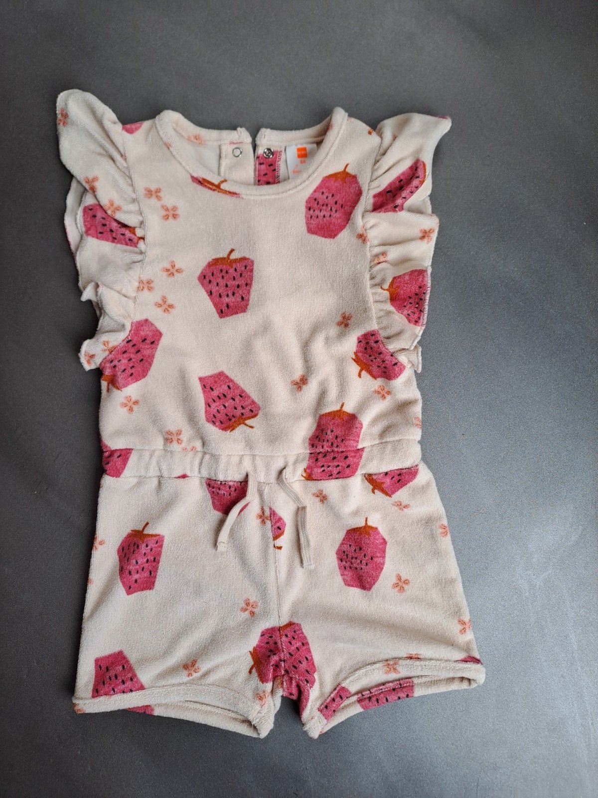 Hema aardbeien badstof playsuit maat 86, Kinderen en Baby's, Babykleding | Overige, Ophalen of Verzenden, Zo goed als nieuw, Hema