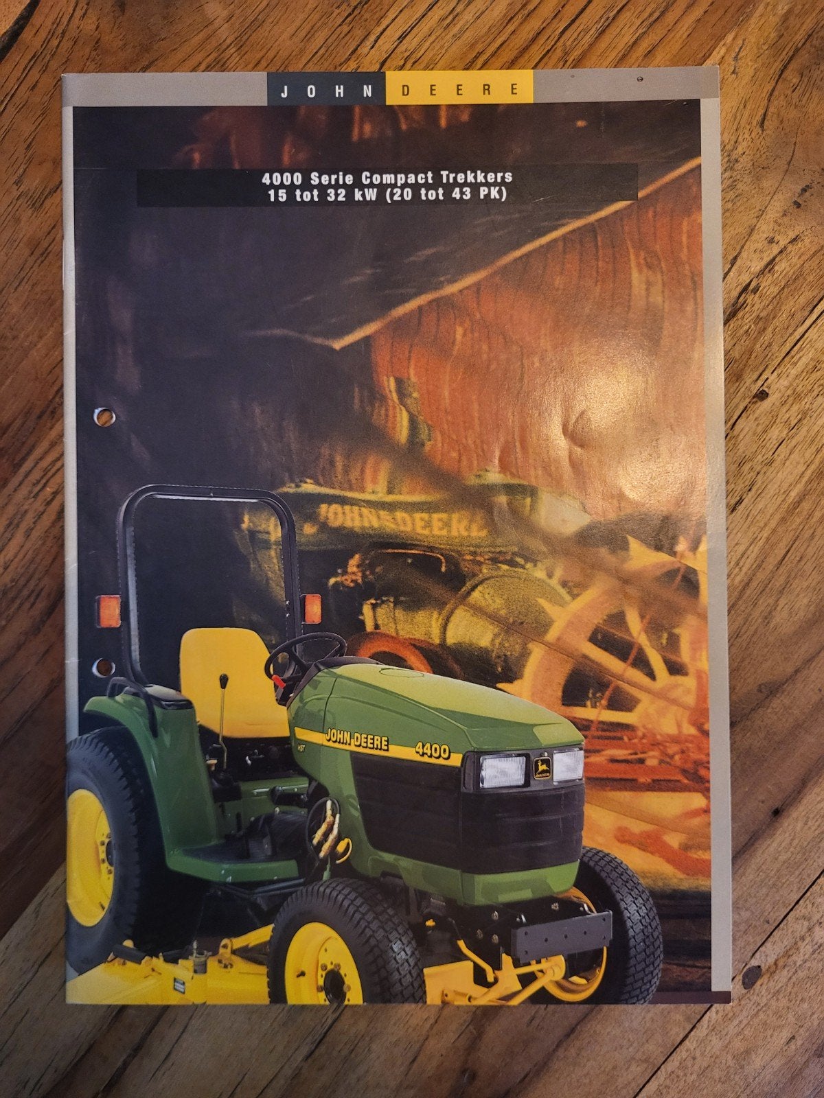 tractor folder John Deere 4000 serie compact trekkers, Boeken, Catalogussen en Folders, Ophalen of Verzenden, Zo goed als nieuw