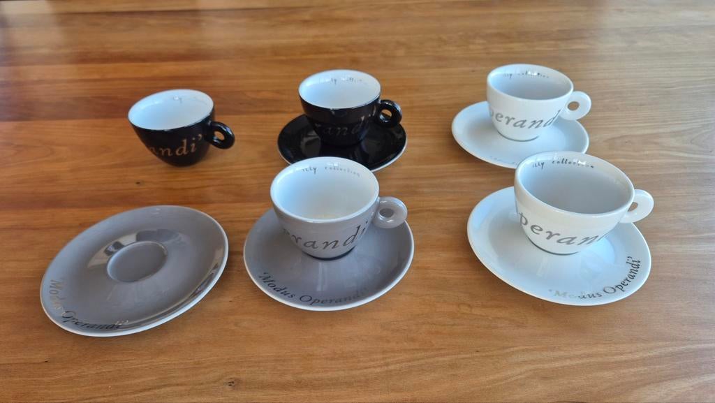 Illy Collection 2000 Cappuccino Kopjes - Joseph Kosuth, Ophalen of Verzenden, Zo goed als nieuw, Overige stijlen, Kop(pen) en/of Schotel(s)
